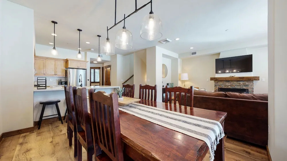 Woodwinds 1265 Luxury Townhouse, Private Hot Tub, 2 Car Garage by RedAwning