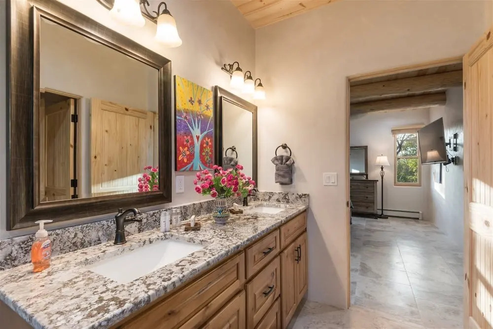 Linda - Stunning Contemporary Home, Walk to The Plaza