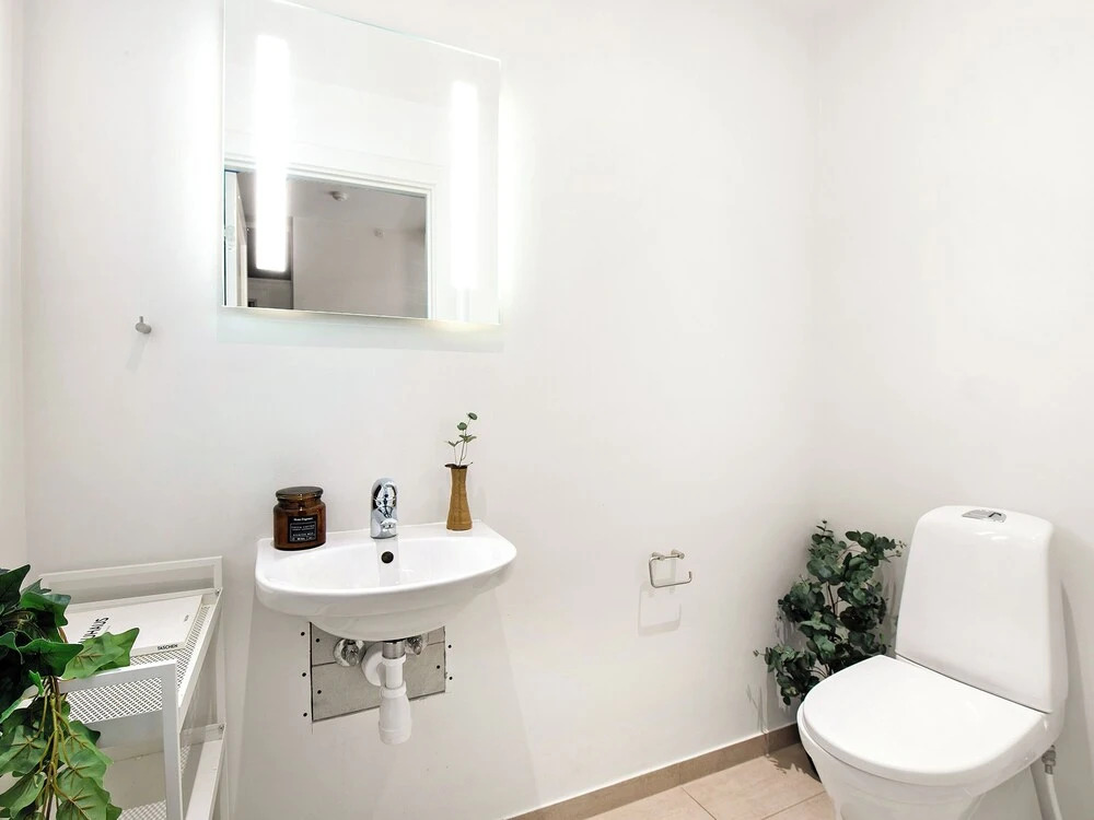 Sanders Leaves - Charming 3-bdr Apt With City View