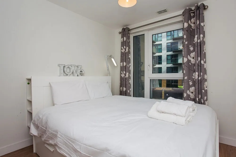 Convenient & Charming 2bd Apartment With Balcony
