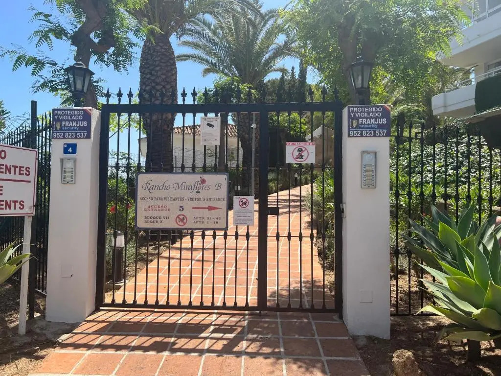 Quiet 2 bedroom apartment-Sleeps up to 6