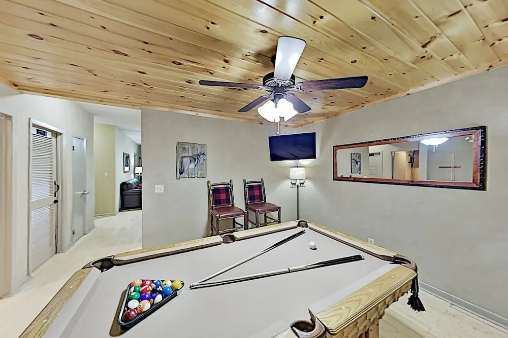 Mountain Echoes : Hot Tub & Home Theater! 2 Bedroom Cabin