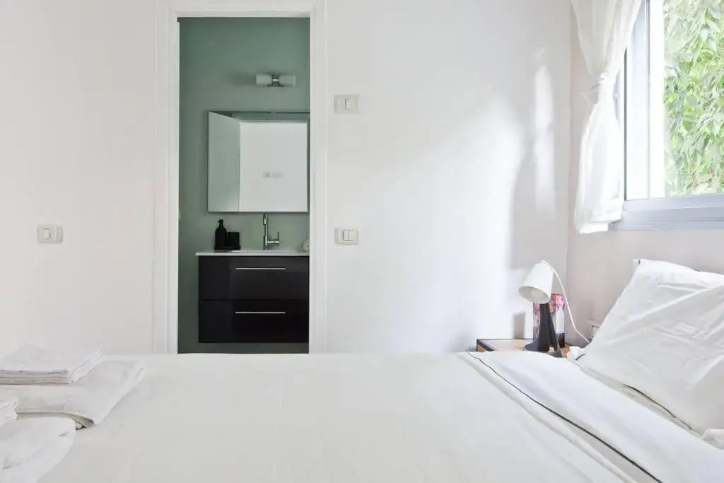 Beautifully Renovated 2BR with Balcony Beachfront*