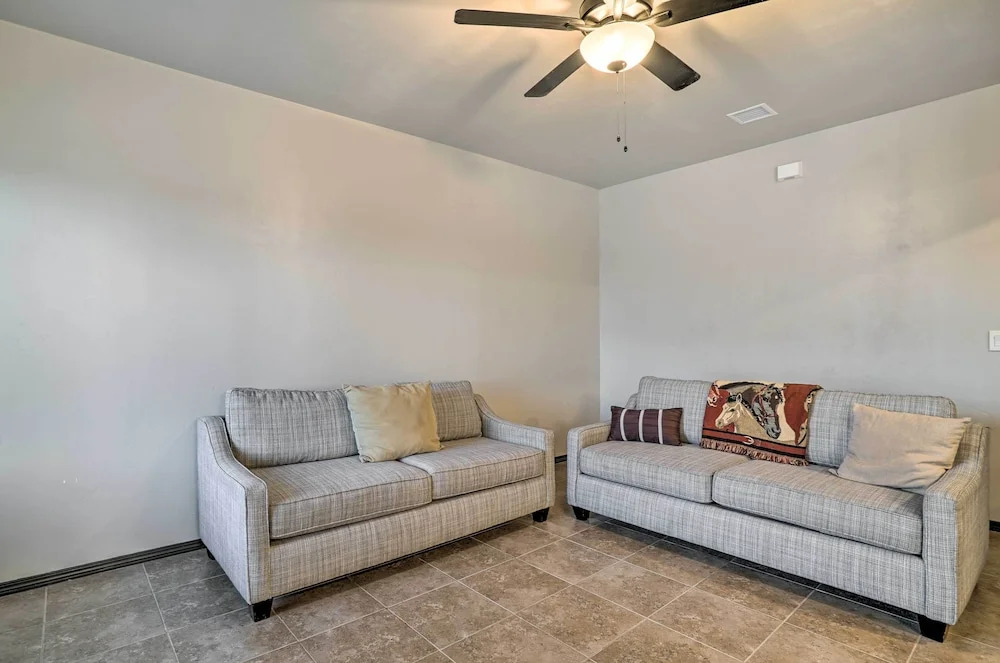 Spacious El Paso Apt, 6 Mi to Downtown!
