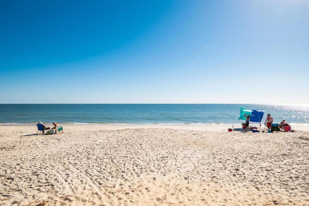 A Villa Roja by Oak Island Accommodations