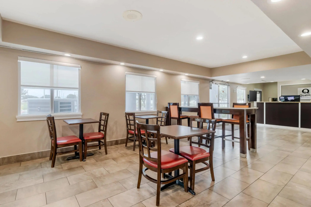 Quality Inn & Suites near six flags and medical center