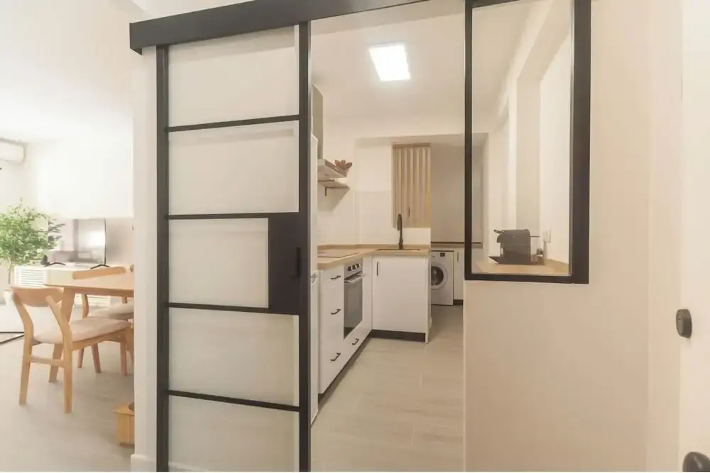 3 Bed Apt Sleep 6 - Pets, Balcony, Parking, Wifi