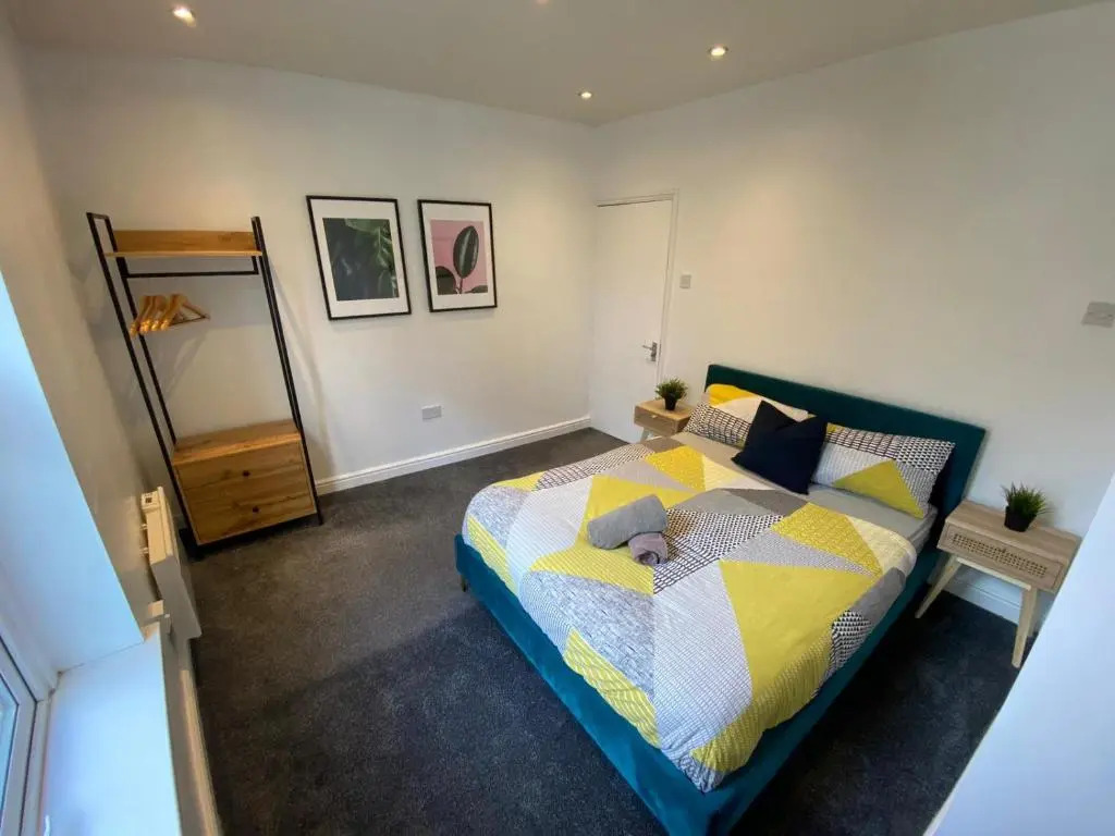 2 Bedroom Apartment Near City Centre, Uni & Parks!