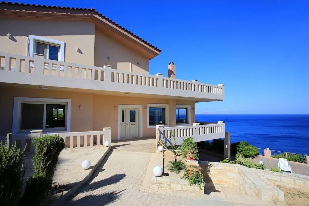 Villa Diktynna Embrace the Endless Blue