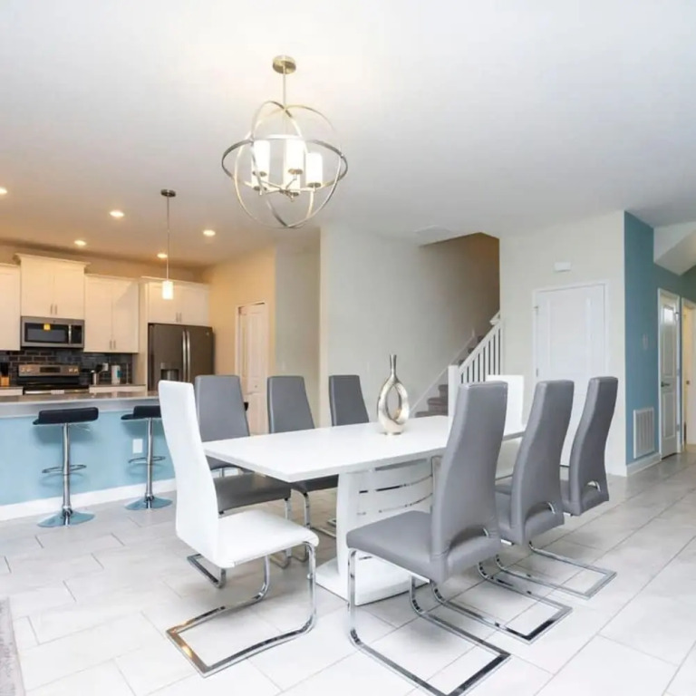 8912 Amazing 6BD Home