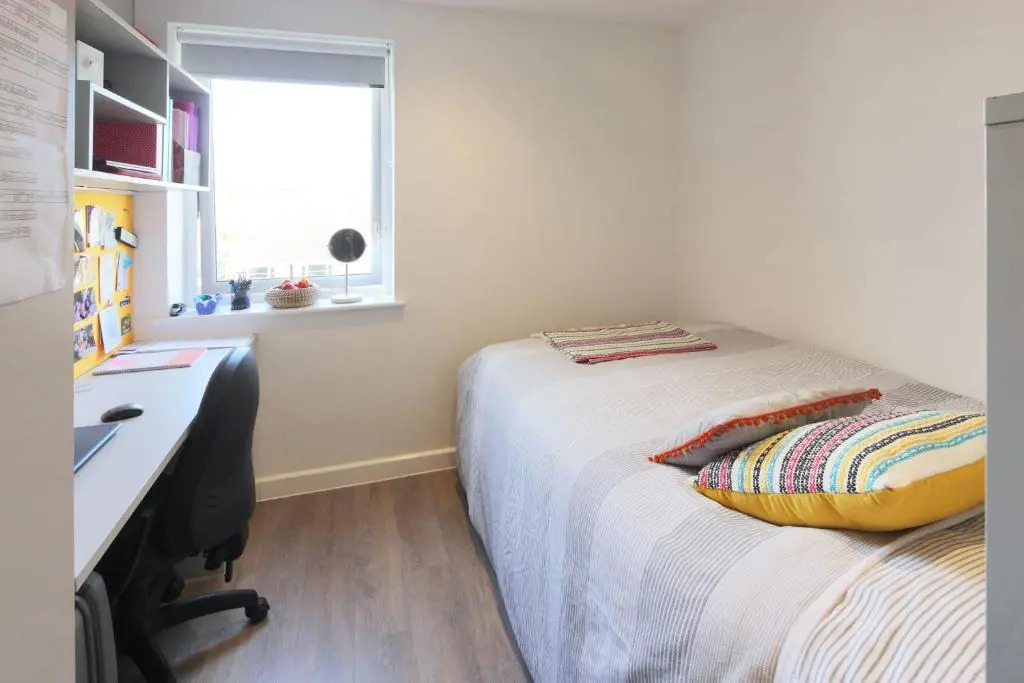 Student Only - Cosy Ensuite Bedroom in a Shared Apartment at Riverside Way