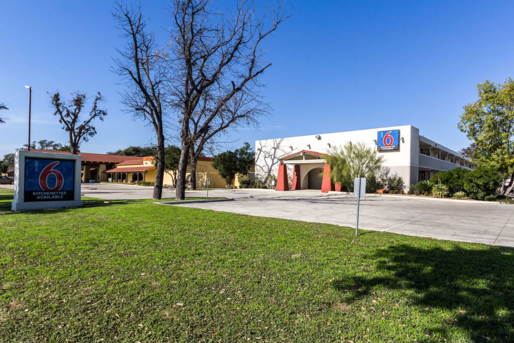 Motel 6-Uvalde, TX