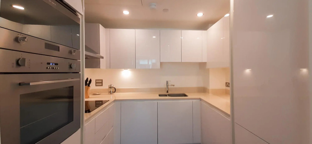 One Bed Apt in Lincoln Plaza, Canary Wharf
