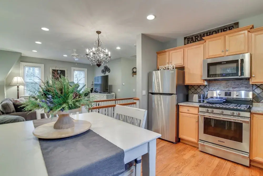 2 Mi to Bay Park: Milwaukie Getaway on 1 Acre!