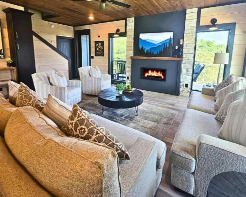 New Private Pool-6br-waterpark-mtn View-sleeps 18
