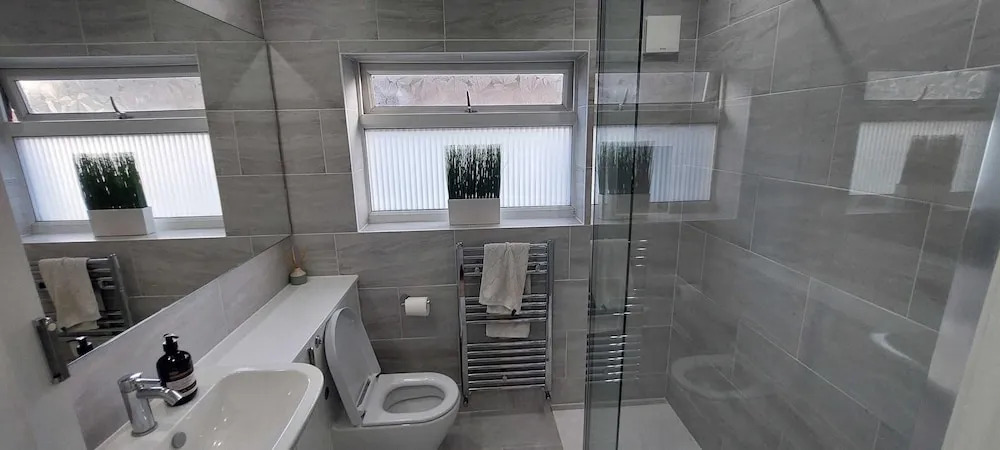 Luxury 5 Bedroom 2 BA House with Parking