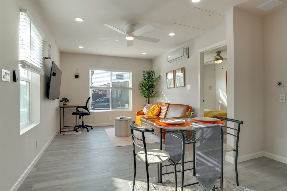 Great for Digital Nomads! Convenient Manteca Apt