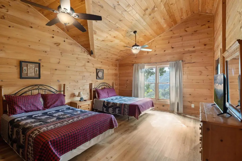 Mountain view 5 bdrm Gatlinburg Cabin near downtown Arts