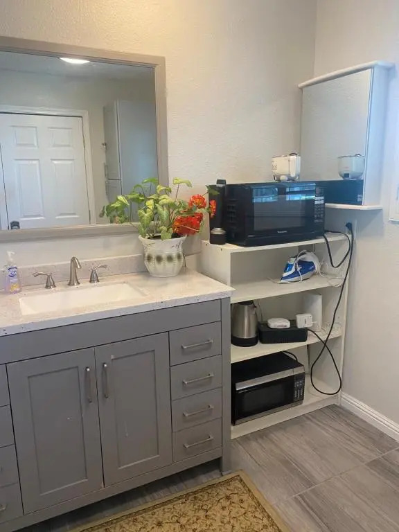 Private Room in Los Angeles w/ AC & WIFI