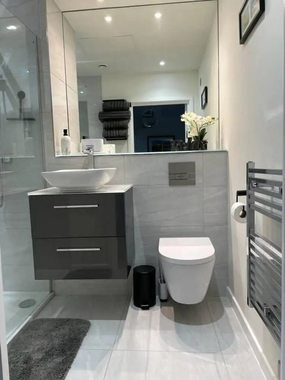 Stunning Apartment in Clifton Gardens, Westend