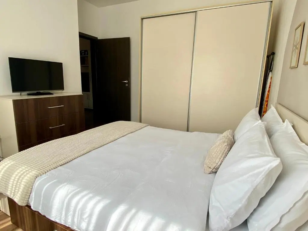 Wanderlust Home Cream, Rasnov Apt for 4, Wifi and Free Parking