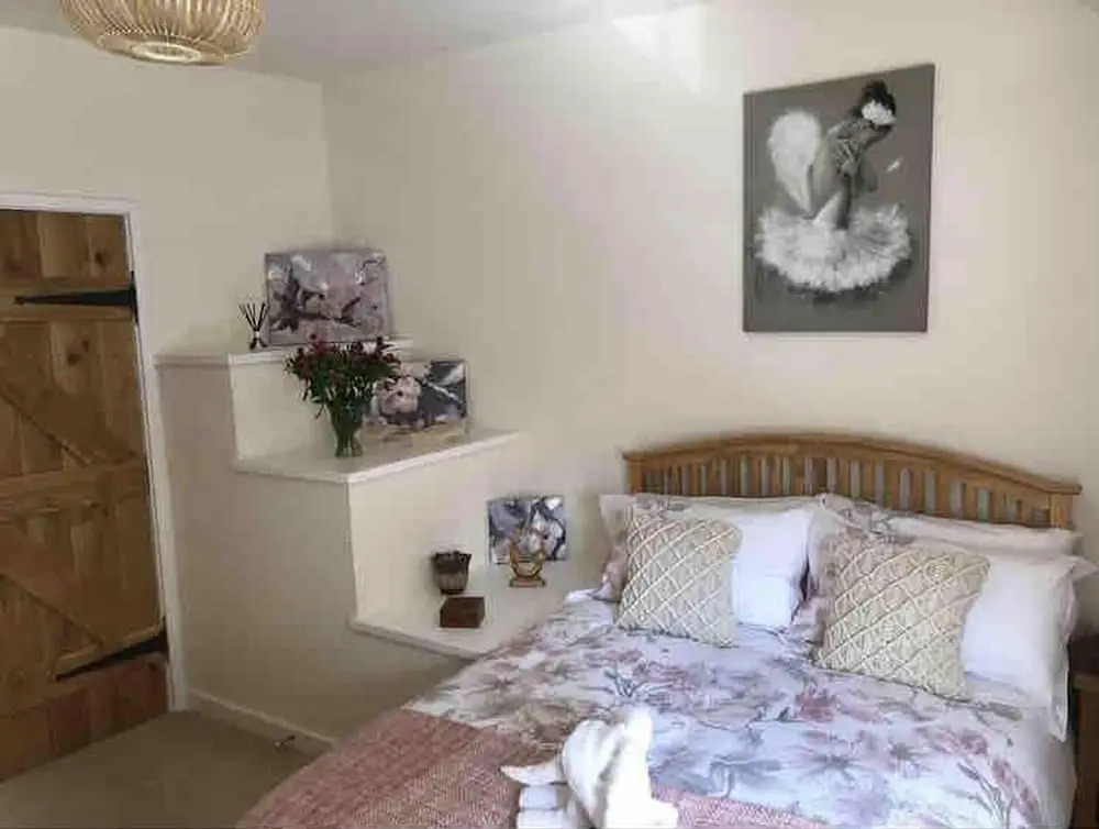 2Bed-sleeps 4-parking-superfast wifi