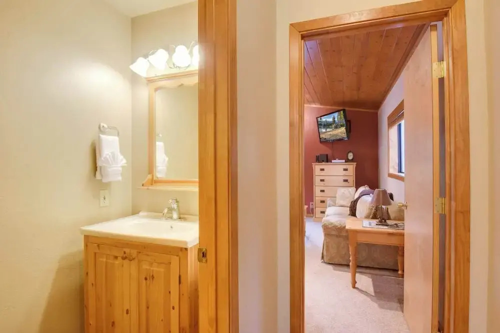 Lake Tahoe Treasure! Minutes From Beach & Skiing
