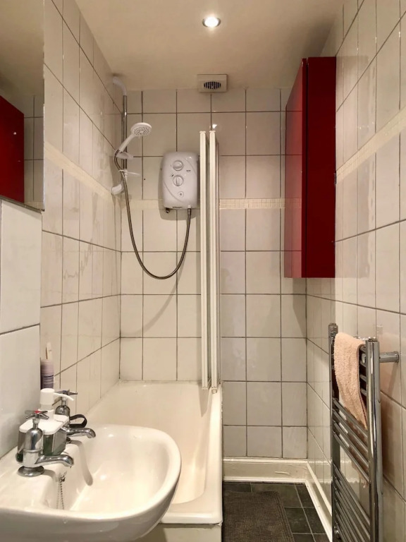 2 Bedroom Flat Near Leith