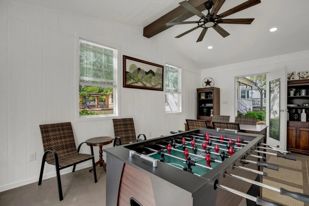 Awesome Haus With Gameroom, 4blks to Center of Town!