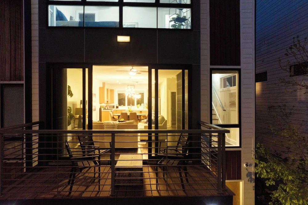 Luxe 4bdr w/ Balcony & Parking, 10 Mins to Broadway 9th Avenue by Avantstay