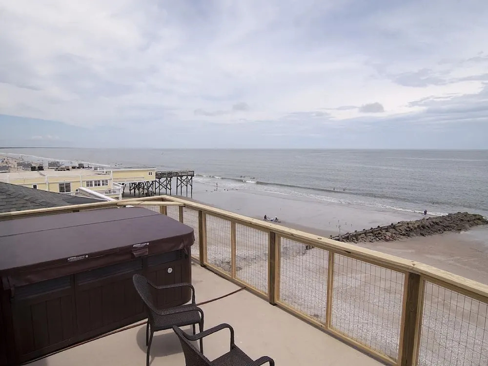 Moontide - 5 Br home by RedAwning