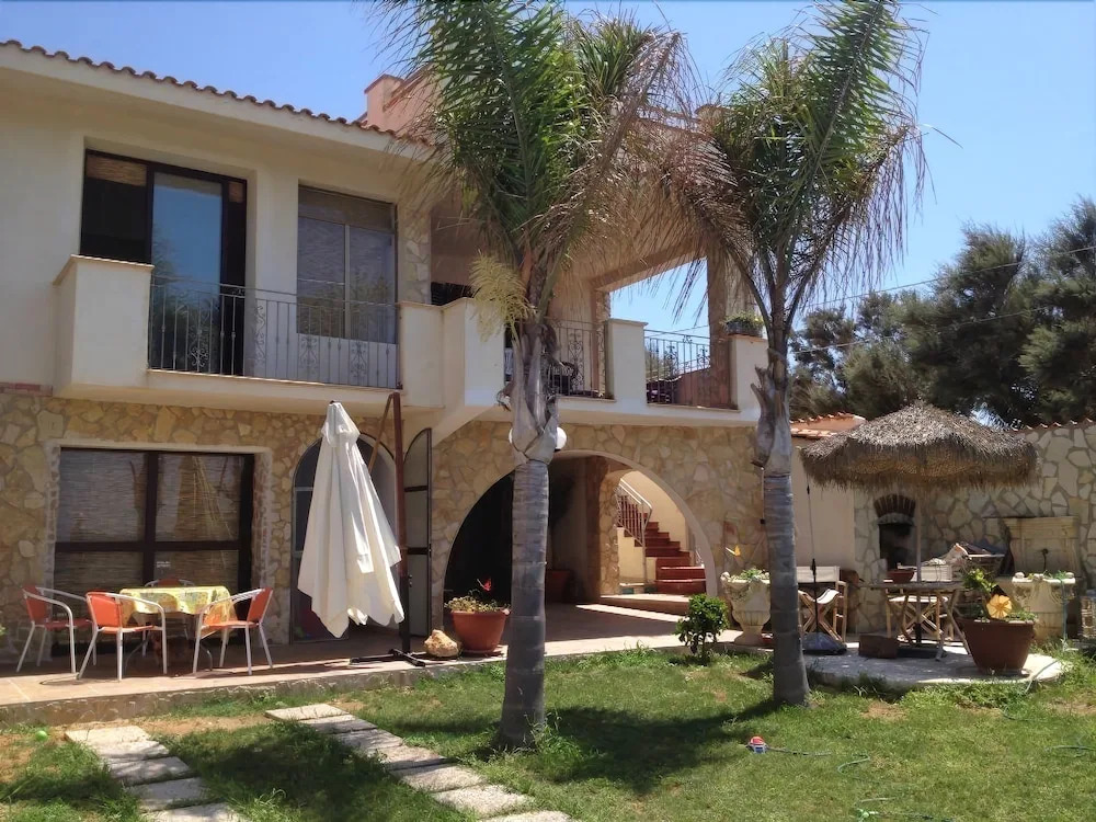 Villa rosa fronte mare