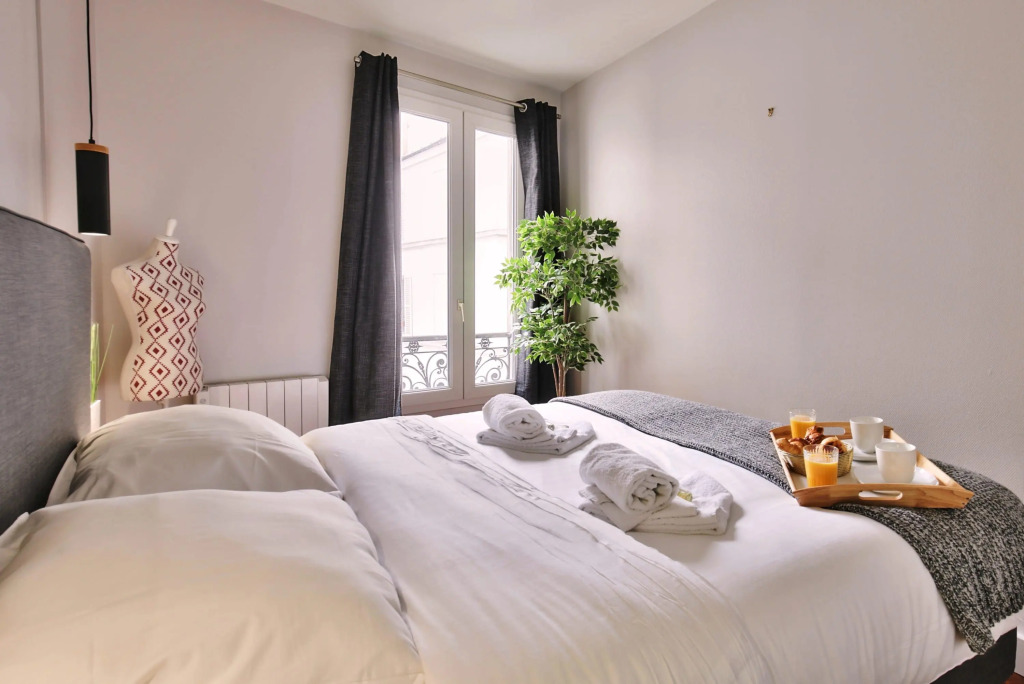 B 832  - Buttes Chaumont - Spacieux appartement