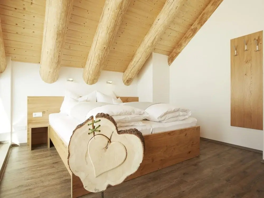 Cosy, modern Canadian wooden chalet