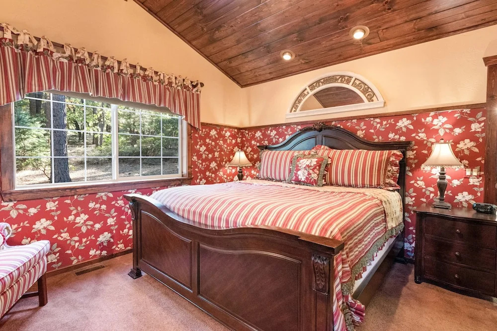 Big Bear Villa - Walk to Lake ad Village! Hot Tub, Jet Tub and so much more