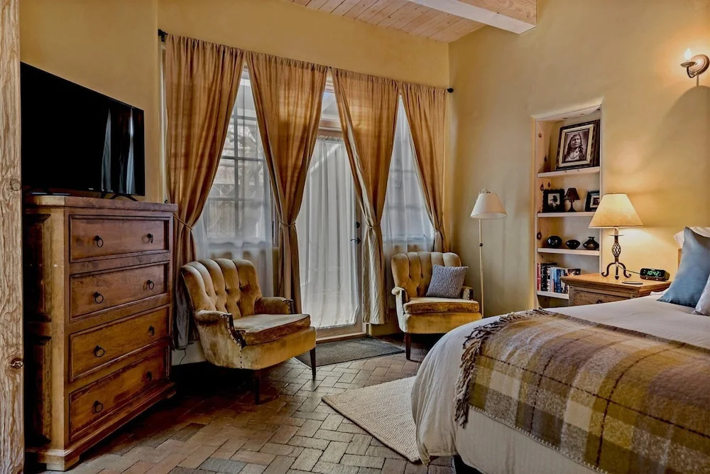 Antonia - Stylish Retreat, Blocks From Galleries and Restaurants of Canyon Rd. and The Plaza
