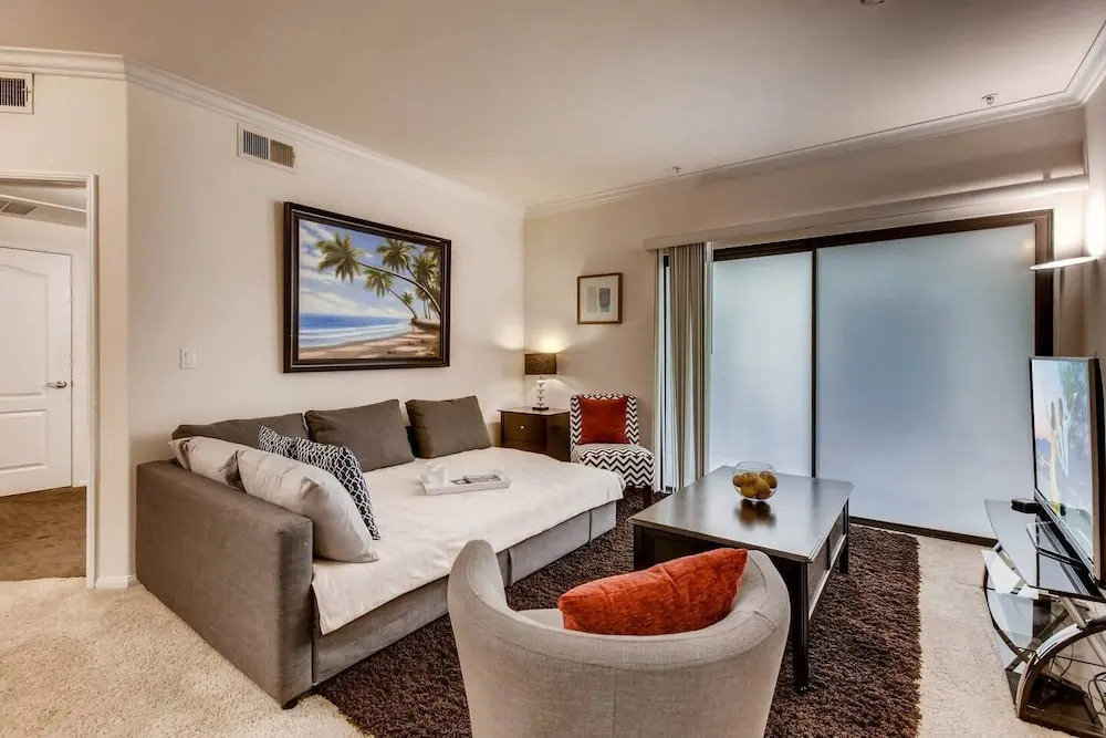 A+ Los Angeles Seclusion Large 2br/2bath + 2 Free Parking Spots! (P2)