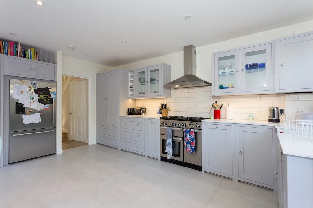 4 Bedroom Family House Near Shepherd's Bush