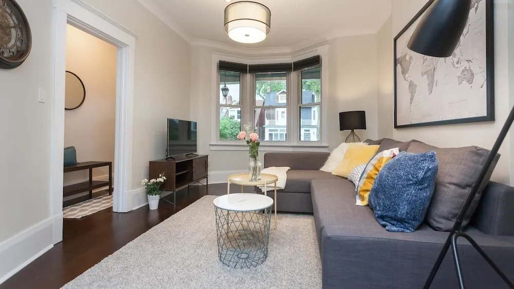 Applewood Suites - 4 BDRM Danforth House