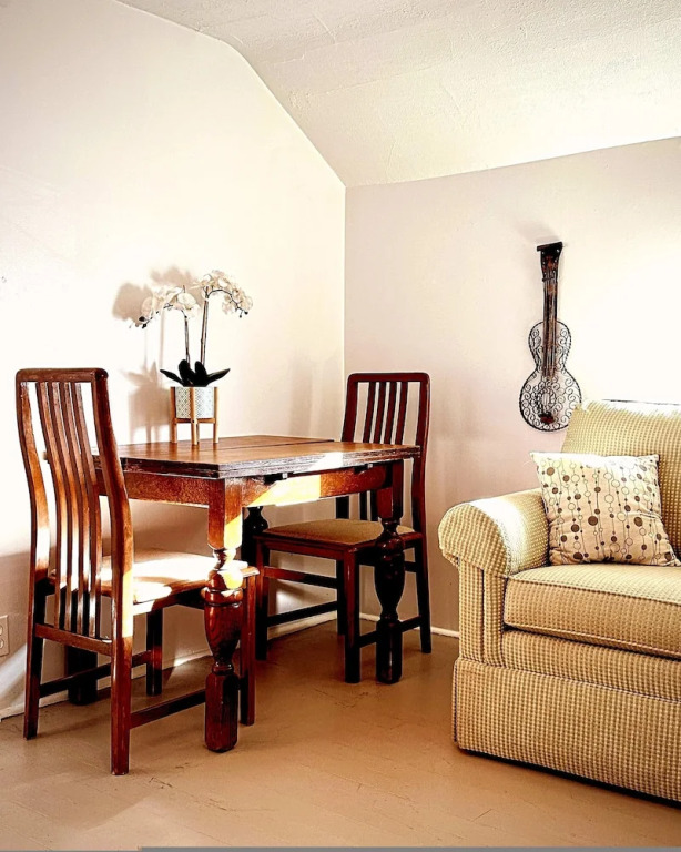 Amazing Historic 1800s Carriage House