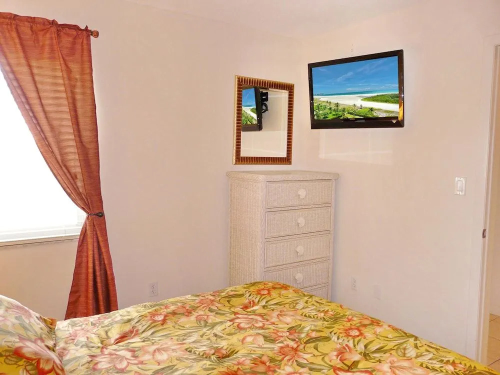 Breezy Condo With Deluxe Pool and Private Beach Access