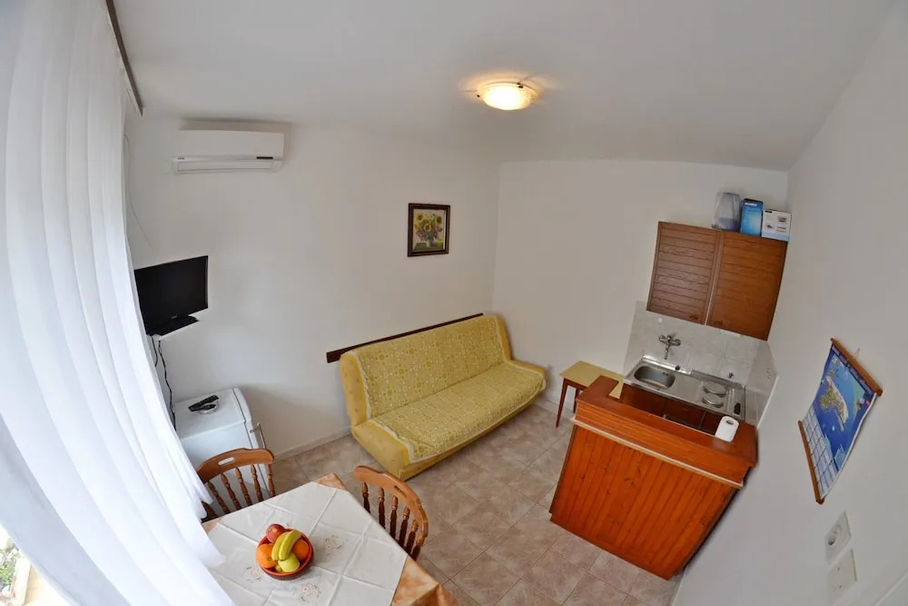 Apartment and Rooms Ruža