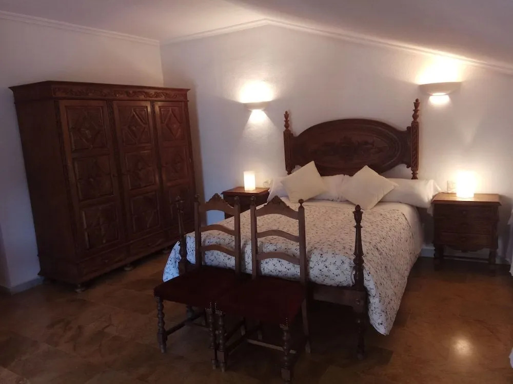 Hostal Las Cavenes Del Cabaco