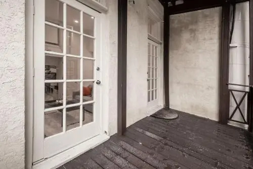 LazyKey Suites - Stylish 2BD Loft in the Heart of Old City