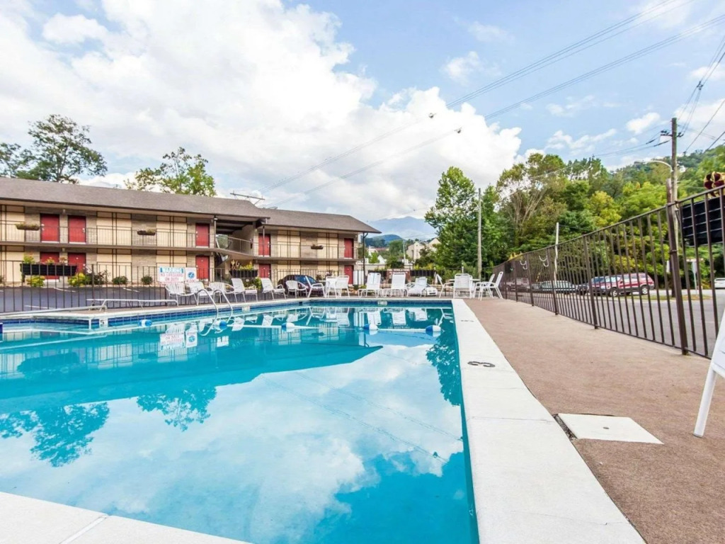 Econo Lodge Inn & Suites on the River