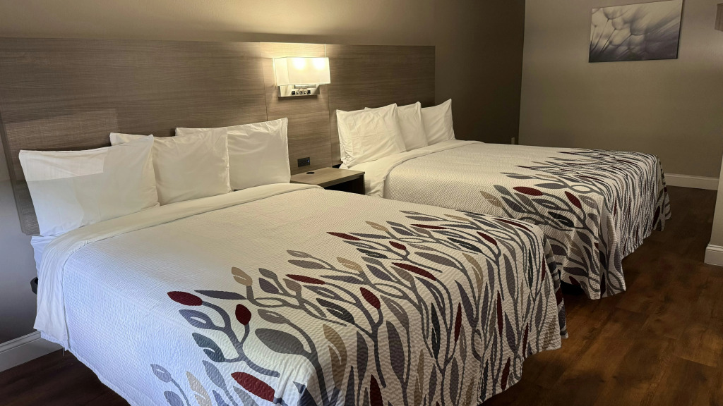 Red Roof Inn & Suites Swansea