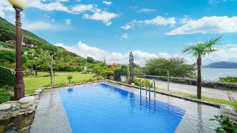 Geoje Birds Hill Pension
