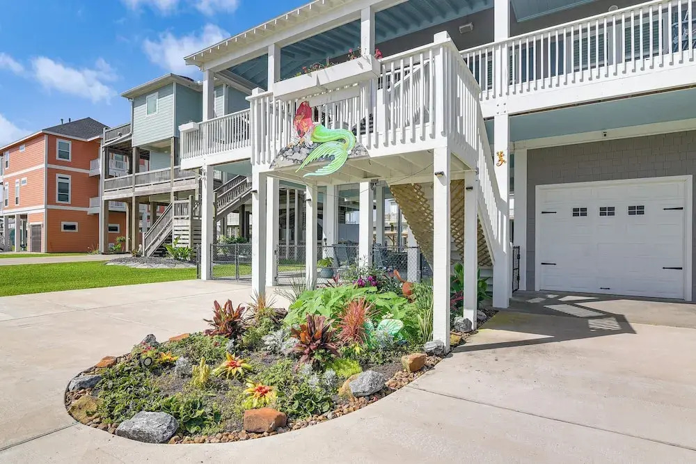 2 Blocks to Shore: Crystal Beach House w/ Yard!