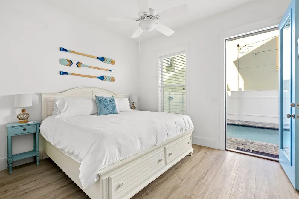 Spectacular 3br 4ba w/ Private Pool, 2 Min Walk to Beach - Sleeps 15!