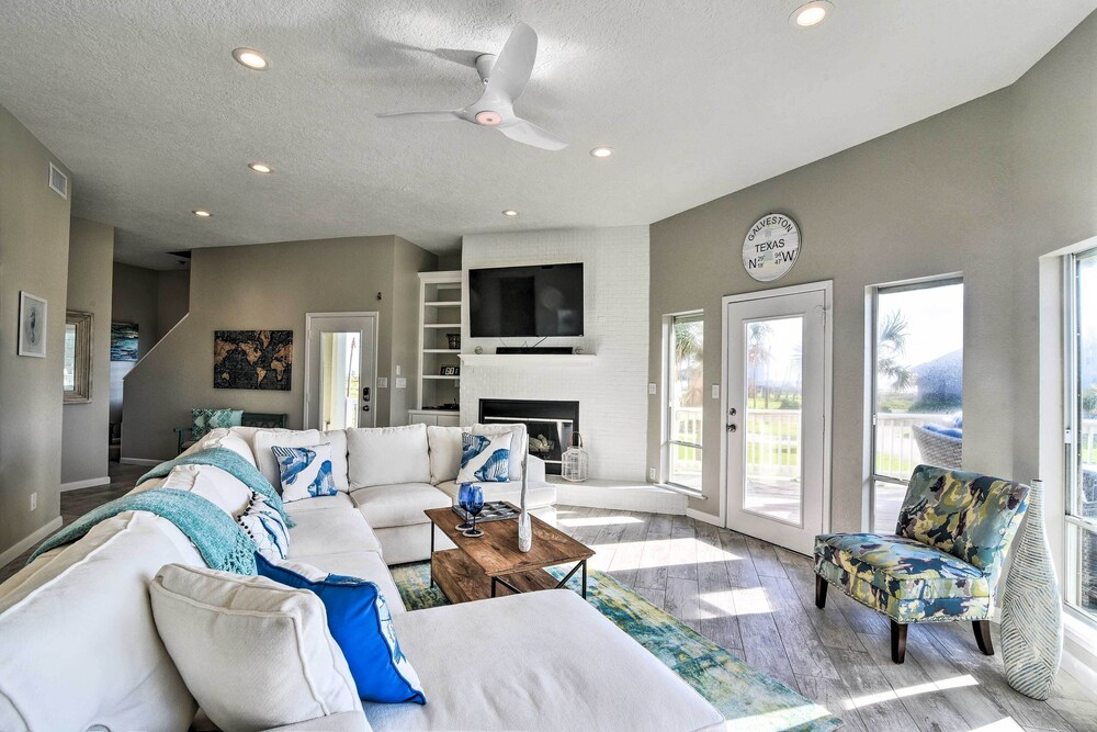 Ocean-View Kahala Beach Bliss Home in Galveston